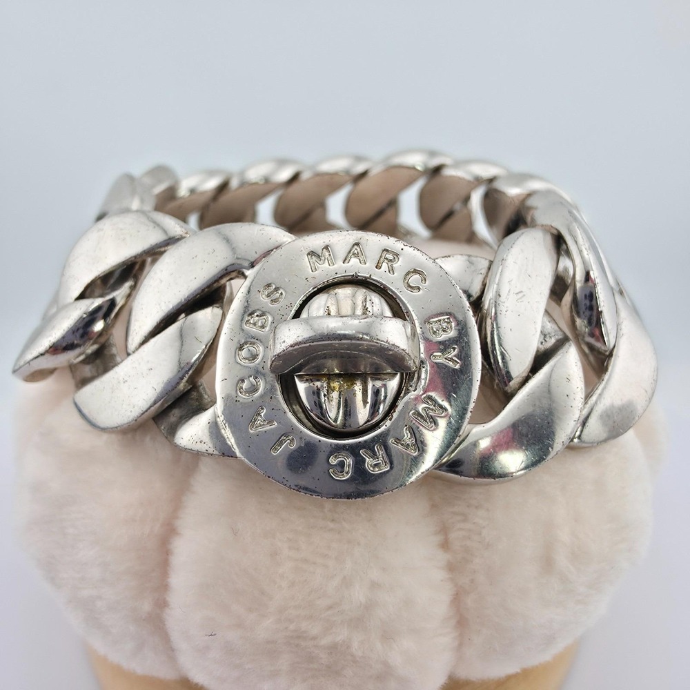 MARC JACOBS Katie Turnlock Bracelet Chunky Curb Chain Engraved Silver Tone 7"